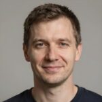 Улыбающийся клиент Анвар И. делится опытом использования бонусов для игроков в Узбекистане от Ред Пикселс